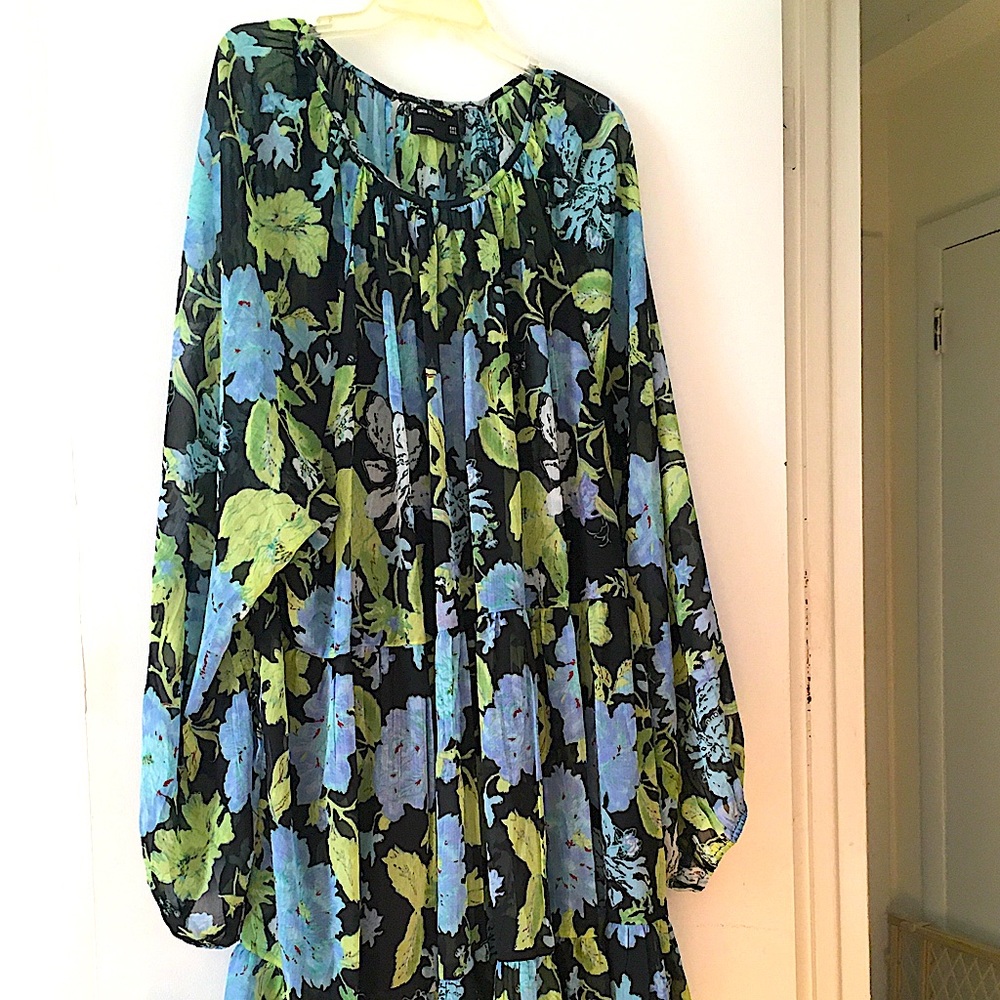 Beautiful dark floral baby doll styled dress.